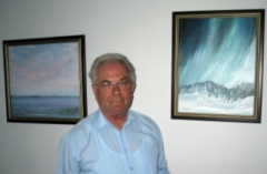 Otto-Guba-mit-Acryl-bildern-im-Hintergrund